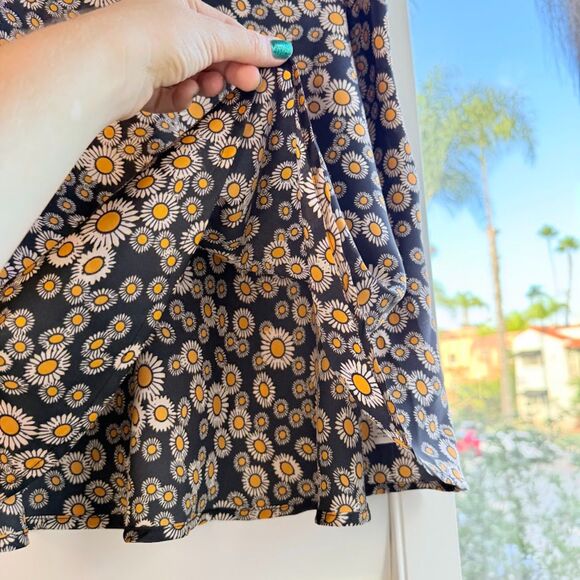 Free People Phoebe Satin Mini Skirt with Daisy Floral Pattern on Black size 8 - Picture 4 of 7